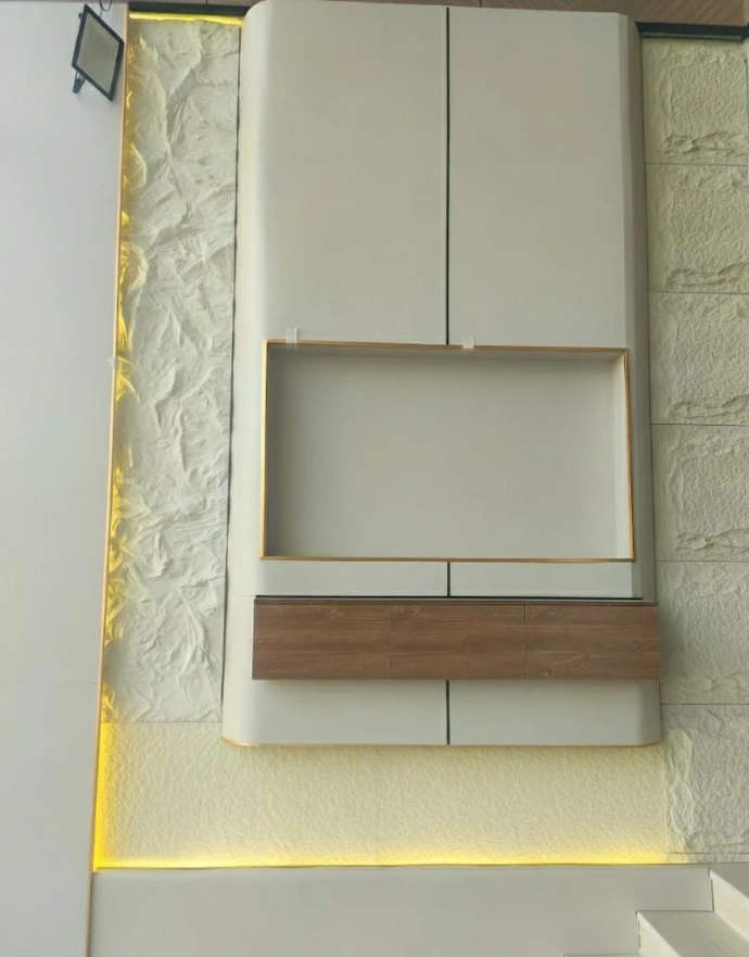 ديكوار شاشة جبس مع تلبيس بديل الشيبورد مع الاطراف بديل حجر ومن تحت صفايح طينية مع اضاءة مخفية